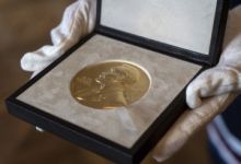 Švédská akademie věd oznámí, kdo letos získá Nobelovu cenu za fyziku