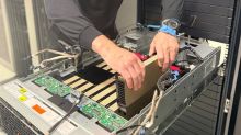 ČNB posiluje v oblasti AI – guvernér osobně namontoval 8× Nvidia H200