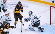 Pastrňák řídil čtyřmi body výhru Bostonu, Klapka poprvé skóroval