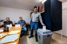 Voliči dnes dokončí výběr zastupitelů a třetiny senátorů