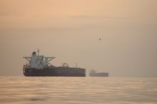 Írán tvrdí, že v Hormuzském průlivu najel tanker na námořní minu
