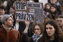 Demonstranti žádali v centru Prahy odvolání tří členů lidskoprávní rady vlády