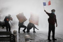 Protesty ve Francii pokračují navzdory ústupkům vlády. Studenty podpořila Thunbergová