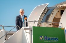 Prezident se vrátil z dovolené v Maroku. Místo tryskáče zvolil Ryanair