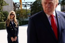 Trump naznačil konec své nové mluvčí. Po prvním vystoupení čelila kritice