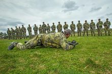 Armáda nabírá nové lidi, nemá pro ně ale práci. Na umístění jich čekají téměř dva tisíce