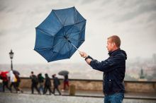 Část Česka se musí připravit na silný vítr. Meteorologové vydali výstrahu