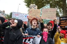 Ve Francii znovu vypukly protesty. Vrátil se slzný plyn i zákaz vycházení
