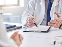 Kdy po vás lékař nesmí žádat peníze a kdy naopak může. Ministerstvo nově popsalo případy nelegálních poplatků