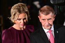Slavnostní vínová. Monika Babišová na Hrad vynesla outfit s jednou výraznou slabinou