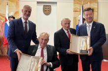 Na Hradě nebyl, pro ocenění si jel exprezident Zeman na Slovensko. S Okamurou po boku