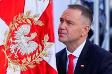 V Polsku vrcholí spor o ústavní soud. U budovy zasahuje policie, prezident se kvapně vrátil